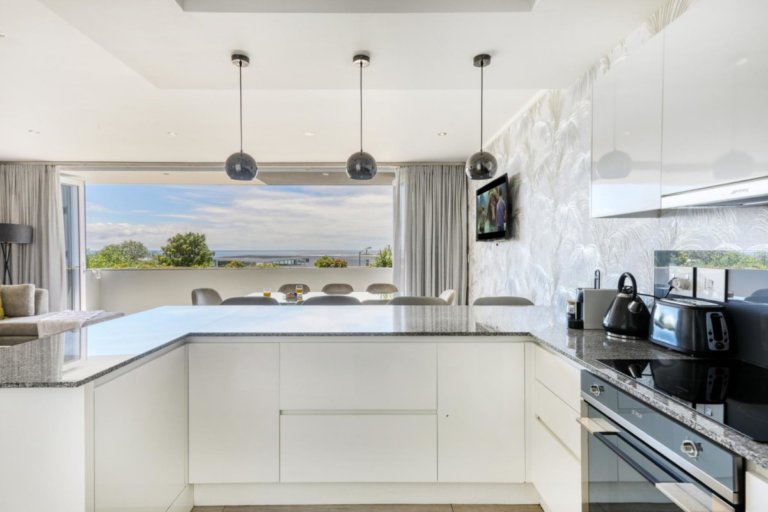 Beachfront Luxury: Villa Rocha 2 - Your Exclusive Bakoven Haven