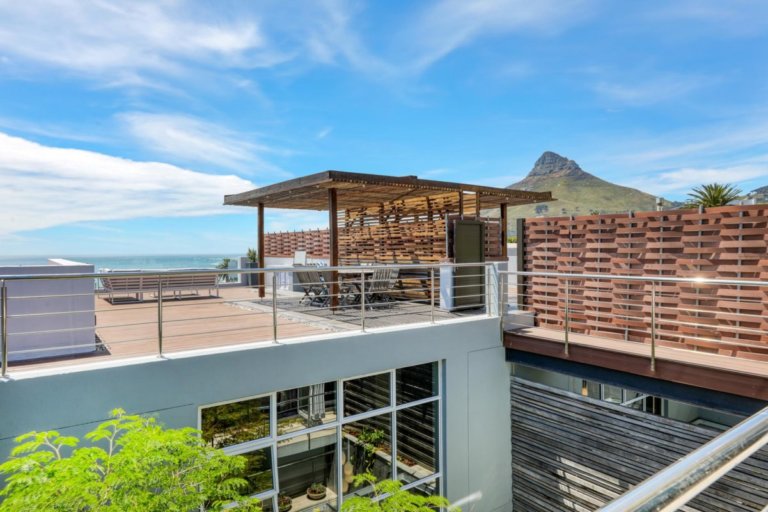 Luxury Living by the Sea: Villa Rocha 2 - 3 Bed Villa in Bakoven