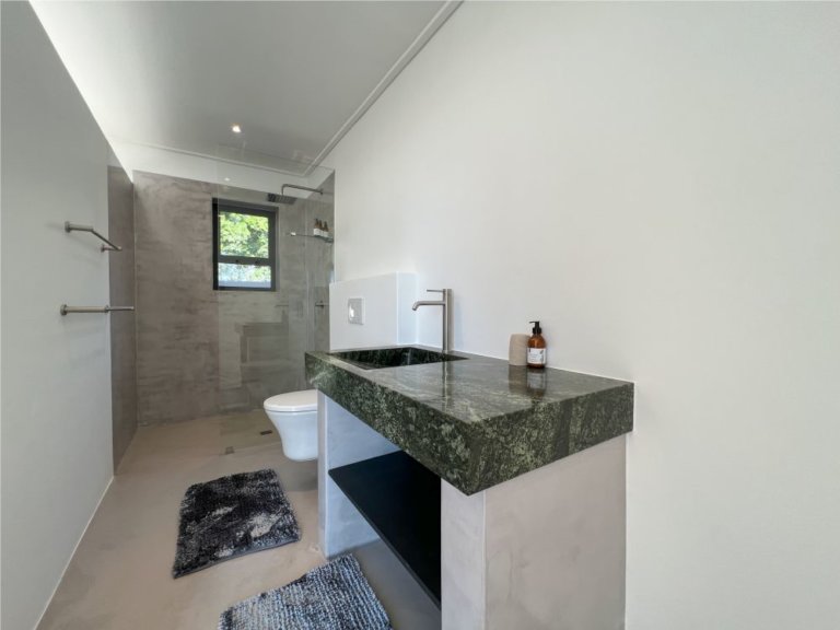 VOW_room_7_bathroom