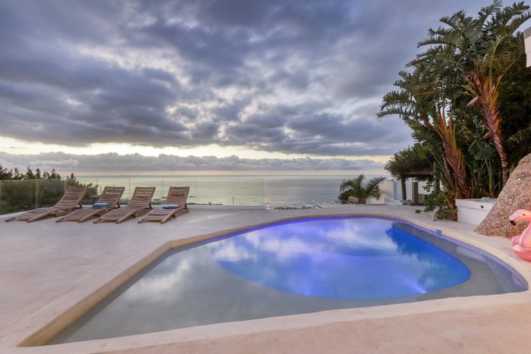 Seaside Sophistication: Your Retreat at Two Views Camps Bay