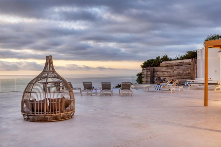 A Coastal Gem: Two Views Camps Bay - Where Views and Comfort Converge