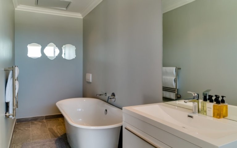 luxury-villa-vacation-rentals-self-catering-accommodation-cape-town-camps-bay-ottawa-BEDBATH02