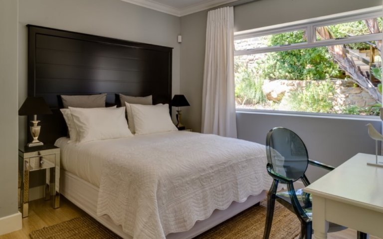 luxury-villa-vacation-rentals-self-catering-accommodation-cape-town-camps-bay-ottawa-BEDBATH05