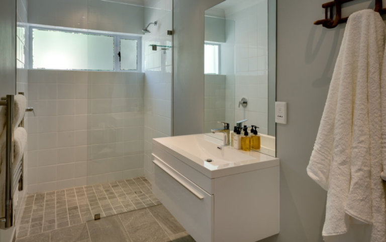 luxury-villa-vacation-rentals-self-catering-accommodation-cape-town-camps-bay-ottawa-BEDBATH06