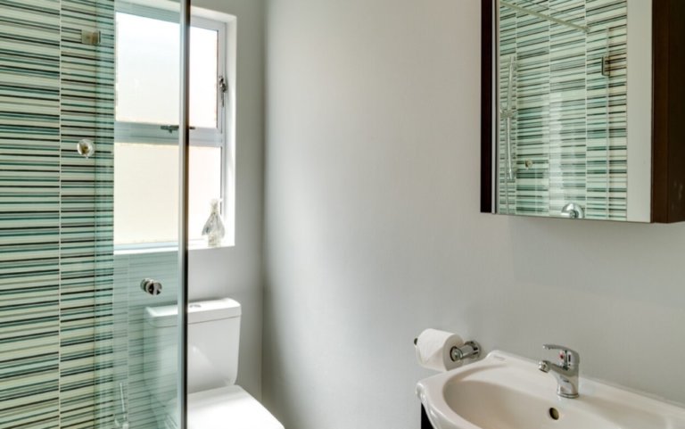 luxury-villa-vacation-rentals-self-catering-accommodation-cape-town-camps-bay-ottawa-BEDBATH08