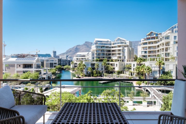 Exquiste apartment with harbour views in a secure estate 301 Parama