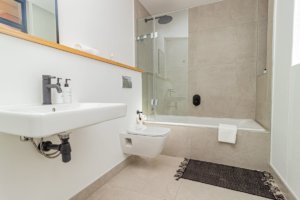 Up-to-date bathroom with big bath shower 40 on L