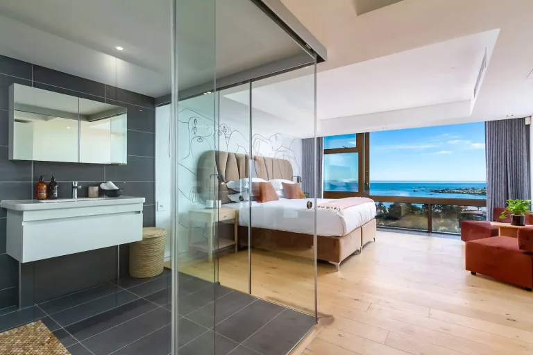 Bedroom 3 B – King size bed (Extra length)- Spacious double ensuite with panoramic ocean views features modern fittings & personalised amenities