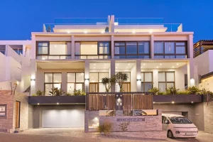 External View of House - Welcome to Geneva, your home away from home. Two semi-detached, interlinked villas in the beautiful seaside town of Camps Bay.