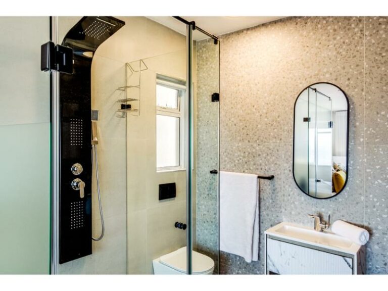 alanda-bathroom-subdivided-shower-area-and-wall-mirror
