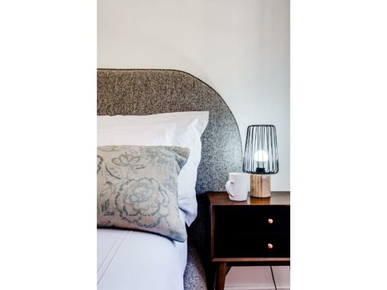 alanda-bedroom-bedside-lamp-at-your-convinience