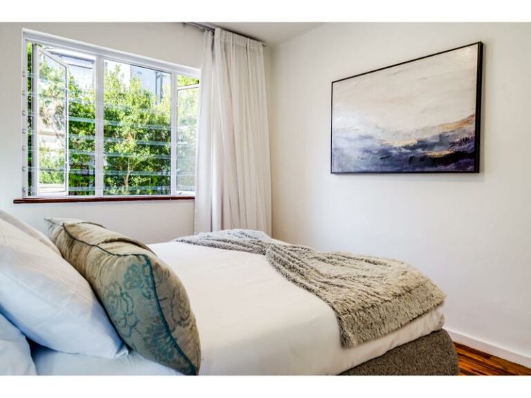 alanda-bedroom-elegant-wall-art