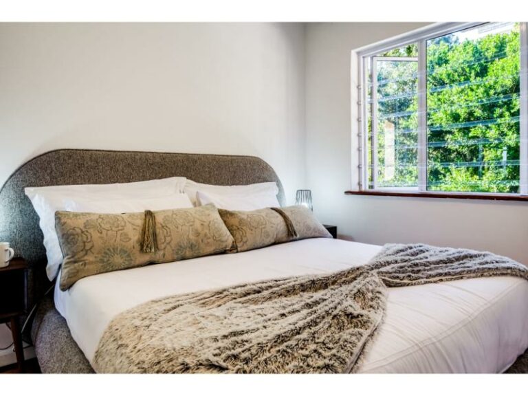 alanda-bedroom-with-ernomous-bed