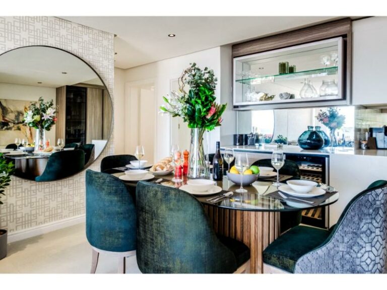 alanda-diningroom-contemporary-design-mirror-backdrop