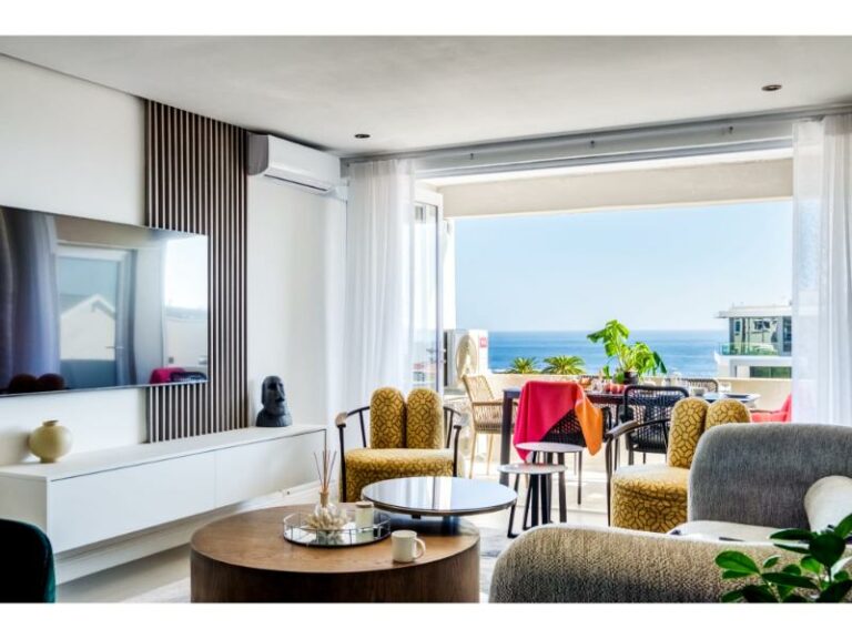 alanda-luxurious-lively-living-room