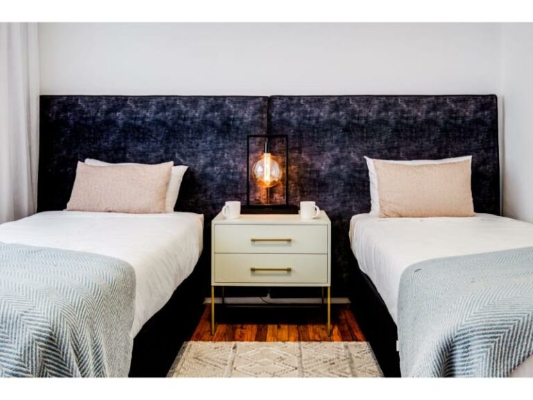 alanda-spacious-bedroom-with-2single-beds-bedside-lamp
