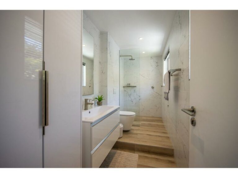 willesden-bathroom-outstanding-tiling