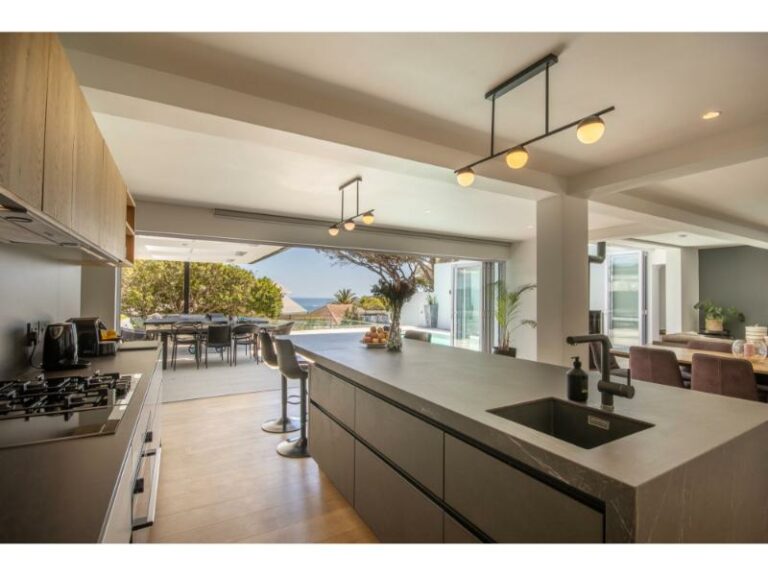 willesden-morden-kitchen-overlooking-pool