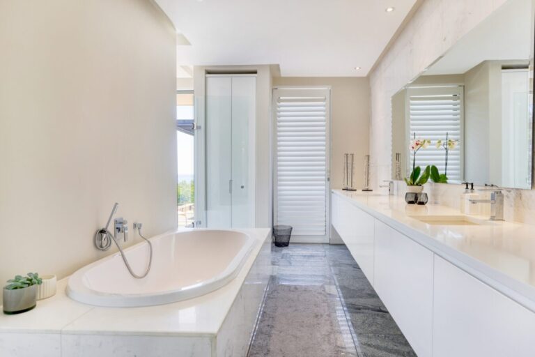 little-glen-views-master-bathroom-2-1349x900