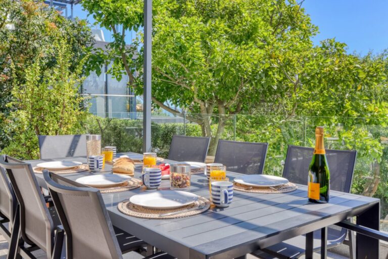 little-glen-views-outside-dining-garden-1349x900