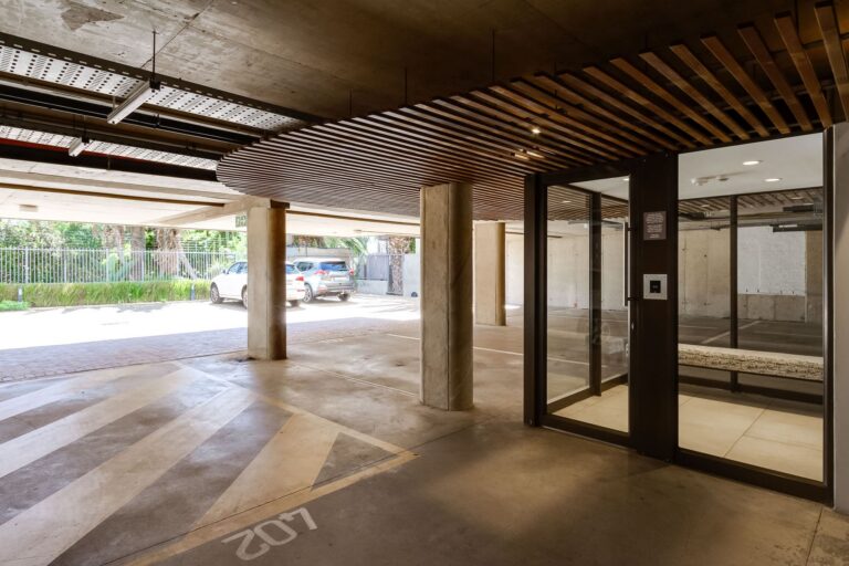 ACCESS TO BUILDING FROM PARKING SPACE 101-Romney-1-l-34